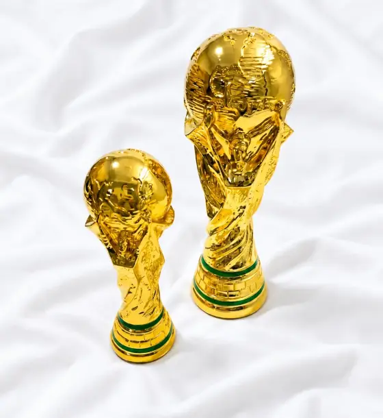 مجسم كأس العالم ذهبي
