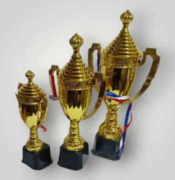 كأس ذهبي بيدين
